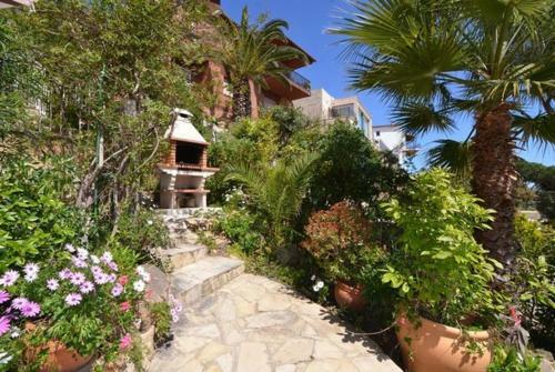 Lloret de Mar Villa Sleeps 8 Pool Wifi