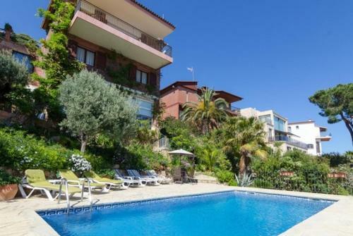 Lloret de Mar Villa Sleeps 8 Pool Wifi
