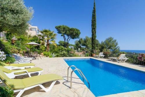 Lloret de Mar Villa Sleeps 8 Pool Wifi