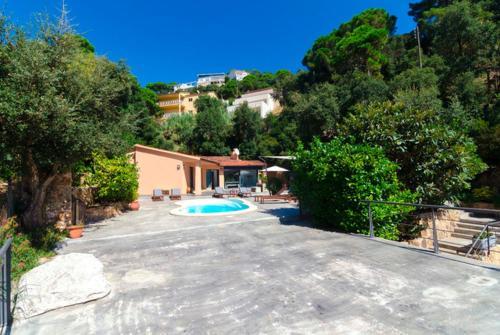 Lloret de Mar Villa Sleeps 8 Pool Air Con Wifi