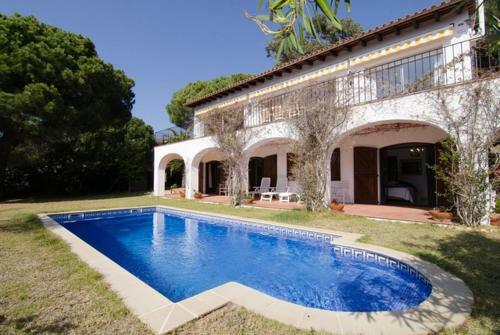 Lloret de Mar Villa Sleeps 8 Pool Wifi