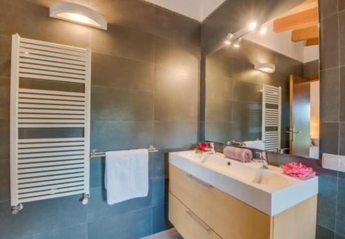 Llubi Holiday Home Sleeps 8 With Pool Air Con And Wifi