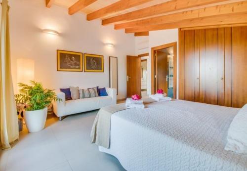 Llubi Holiday Home Sleeps 8 With Pool Air Con And Wifi