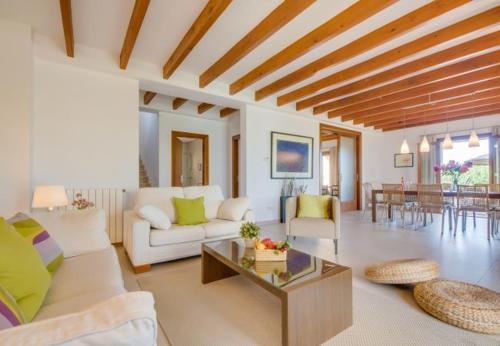 Llubi Holiday Home Sleeps 8 With Pool Air Con And Wifi
