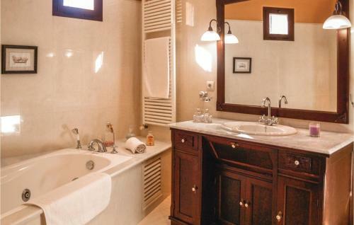 Three-bedroom Holiday Home In Lucena