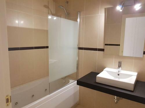 Sunny, Quiet And Spacious Apartment Nearby The Sea