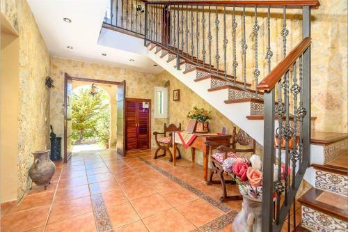 Manacor Villa Sleeps 8 With Pool And Air Con