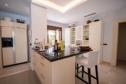 Luxury Beachside Villa In Los Monteros