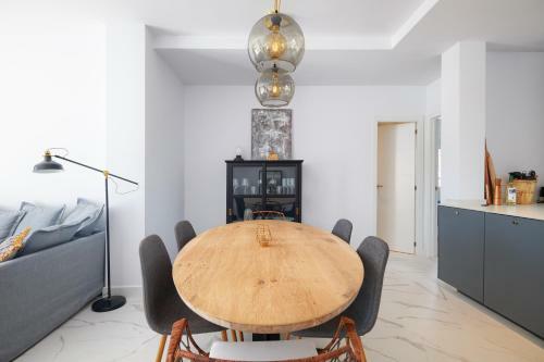 Contemporary Scandinavian Style Open Plan Apartment With 2 Terraces