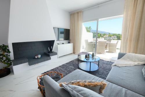 Contemporary Scandinavian Style Open Plan Apartment With 2 Terraces