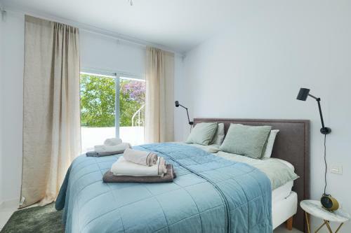 Contemporary Scandinavian Style Open Plan Apartment With 2 Terraces