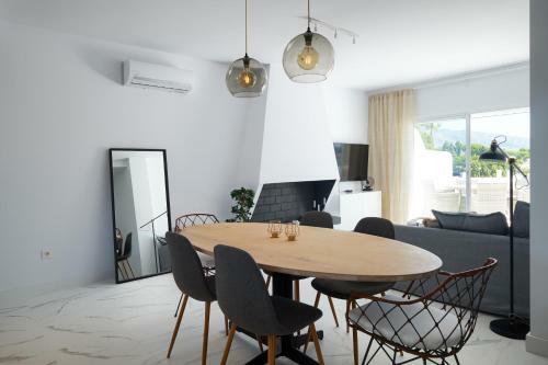 Contemporary Scandinavian Style Open Plan Apartment With 2 Terraces