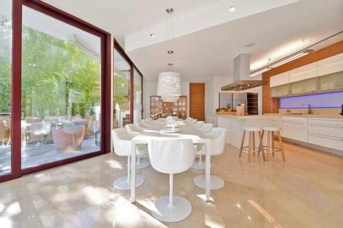 Nueva-carteya Villa Sleeps 14 With Pool