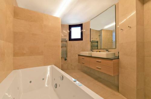 Nueva-carteya Villa Sleeps 14 With Pool