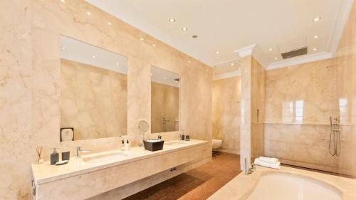 Marbella Villa Sleeps 12 With Pool And Air Con