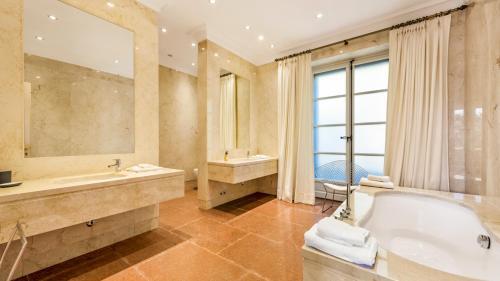 Marbella Villa Sleeps 12 With Pool And Air Con