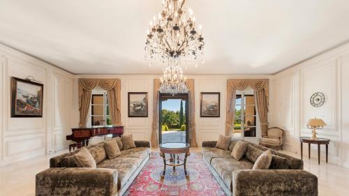 Marbella Villa Sleeps 12 With Pool And Air Con