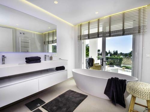 7001 Exquisite High Standard Villa, Heated Pool