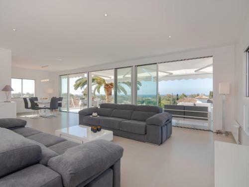 7003 Beautiful Villa Refurbished With Pool, Garden