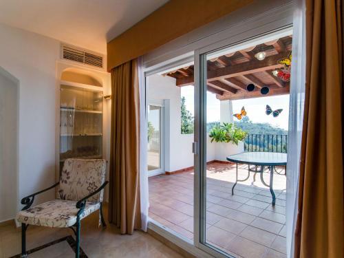 Apartamento Plush Holiday Home In Marbella With Swimming Pool