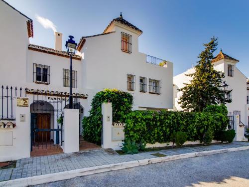 Apartamento Plush Holiday Home In Marbella With Swimming Pool