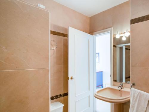 Apartamento Plush Holiday Home In Marbella With Swimming Pool