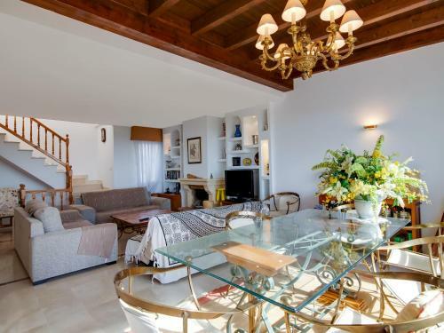 Apartamento Plush Holiday Home In Marbella With Swimming Pool