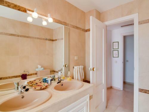 Apartamento Plush Holiday Home In Marbella With Swimming Pool