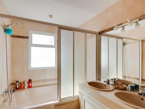 Apartamento Plush Holiday Home In Marbella With Swimming Pool