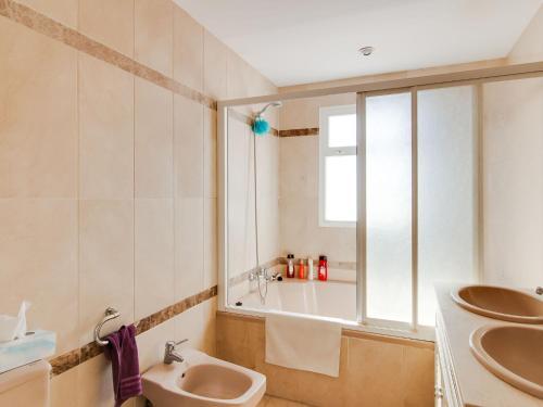 Apartamento Plush Holiday Home In Marbella With Swimming Pool