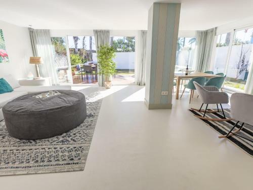Beachfront 4 Bdrs. Ample Villa. Private Pool And Bbq