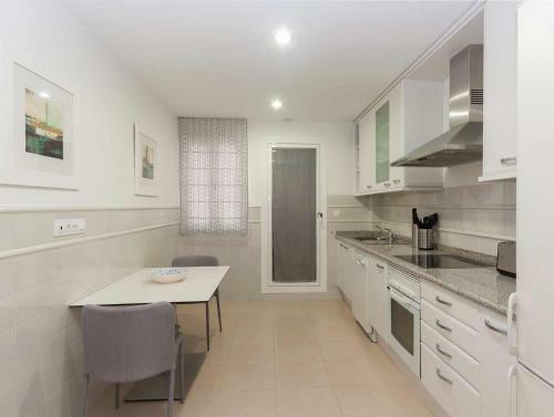 44 - Ground Floor Apartment By The Pool, Walking To The Beach
