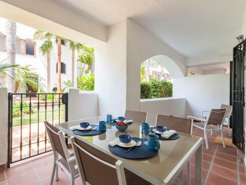 44 - Ground Floor Apartment By The Pool, Walking To The Beach