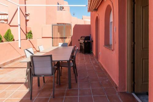 Apartamento First Line Beach Penthouse With Sea Views, Costabella, Marbella