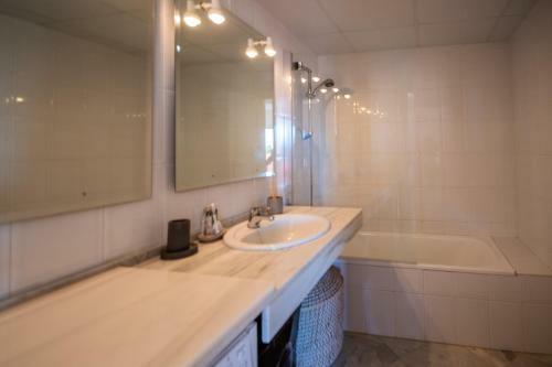 Apartamento First Line Beach Penthouse With Sea Views, Costabella, Marbella