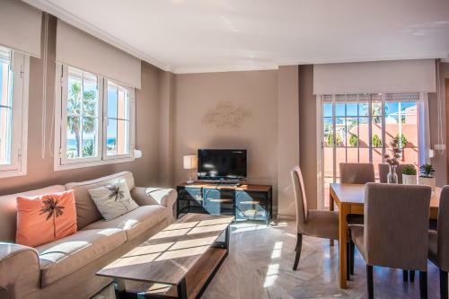 Apartamento First Line Beach Penthouse With Sea Views, Costabella, Marbella