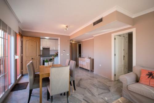 Apartamento First Line Beach Penthouse With Sea Views, Costabella, Marbella