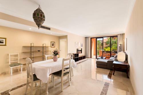 Apartamento de 2 Dormitorios En Bah�a de Alc�ntara
