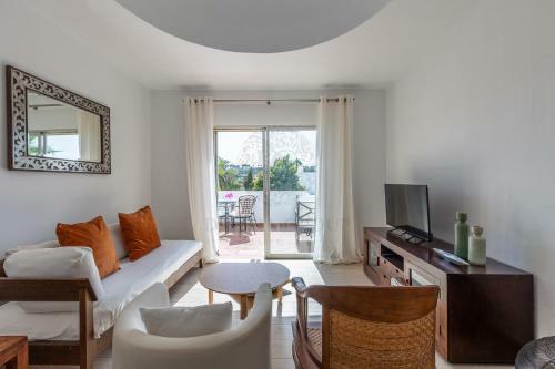 Aloha Puerto Ban�s Beach Apartment