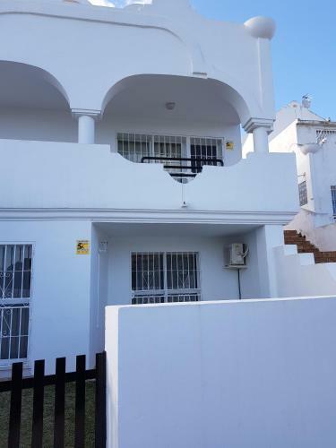 Sunny And Spacious Apartment With Own Entrance To Pool