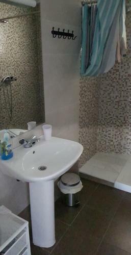 Sunny And Spacious Apartment With Own Entrance To Pool