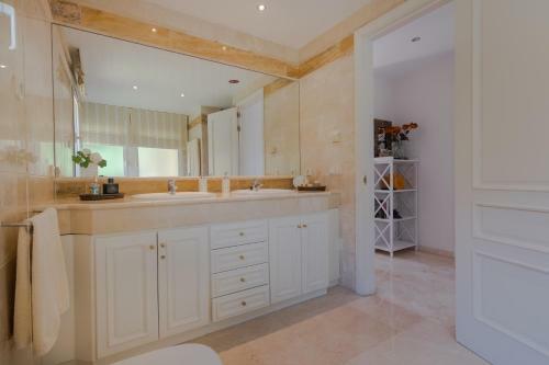 Apartamento 18166 - Superb Front Line Location - Heated Pool