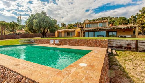 Mont-ras Villa Sleeps 8 With Pool