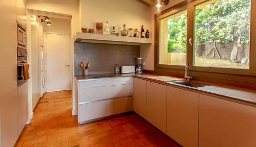 Mont-ras Villa Sleeps 8 With Pool