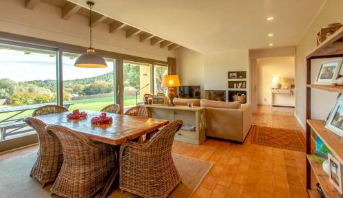 Mont-ras Villa Sleeps 8 With Pool