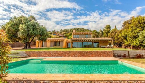 Mont-ras Villa Sleeps 8 With Pool