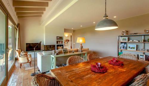 Mont-ras Villa Sleeps 8 With Pool