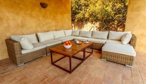 Mont-ras Villa Sleeps 8 With Pool