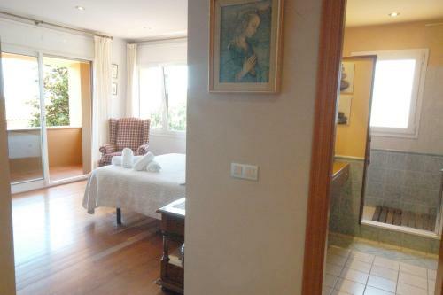 Mont-ras Villa Sleeps 8 With Pool Air Con And Wifi