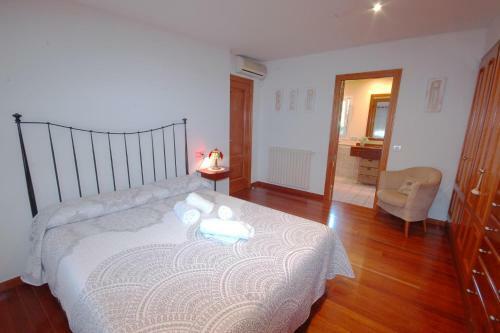 Mont-ras Villa Sleeps 8 With Pool Air Con And Wifi